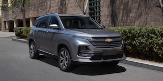 Vista frontal lateral de Chevrolet Captiva 2025, camioneta familiar con renovado diseño y líneas aerodinámicas