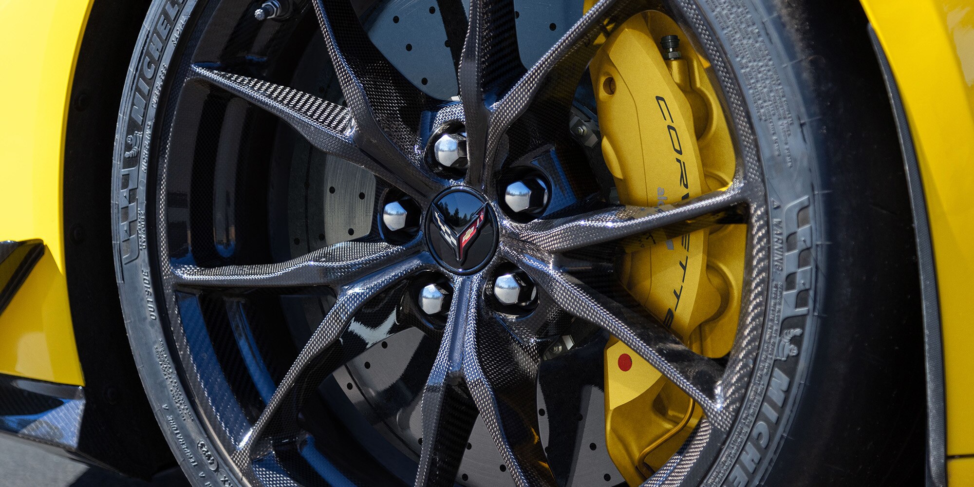Paneles de puerta del Chevrolet Corvette ZR1 con inserciones acolchadas y detalles de fibra de carbono.