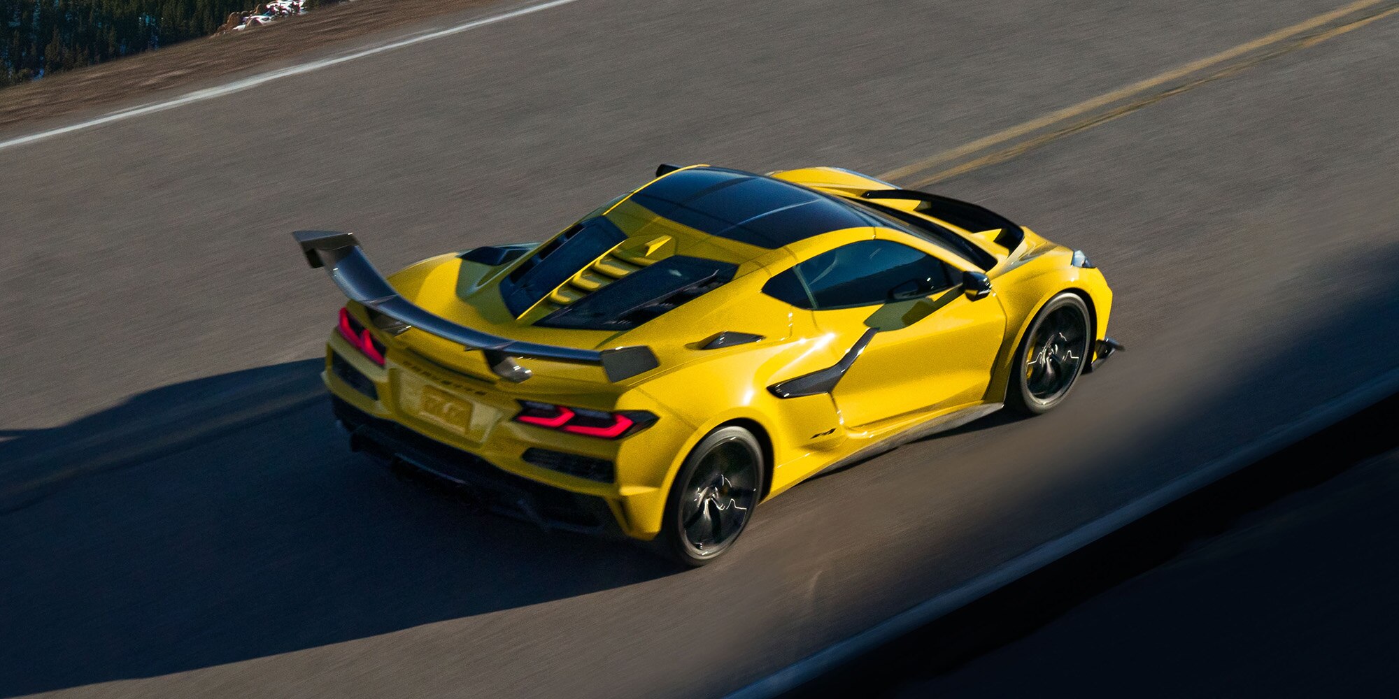 Parte trasera del Chevrolet Corvette ZR1 con alerón deportivo y diseño enfocado en la pista.