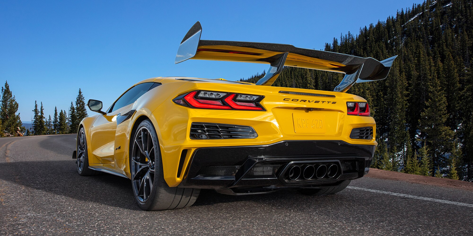 Chevrolet Corvette ZR1 2026 en ángulo tres cuartos frontal destacando potencia y diseño exterior.