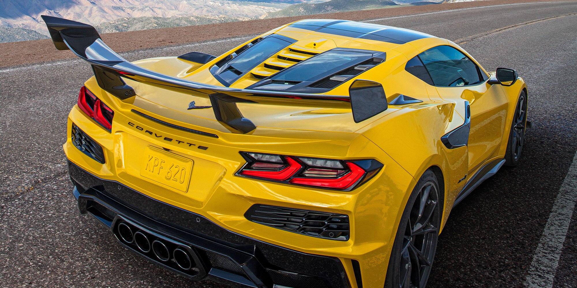 Parte posterior del Corvette ZR1 con detalles aerodinámicos y estética inspirada en superautos.