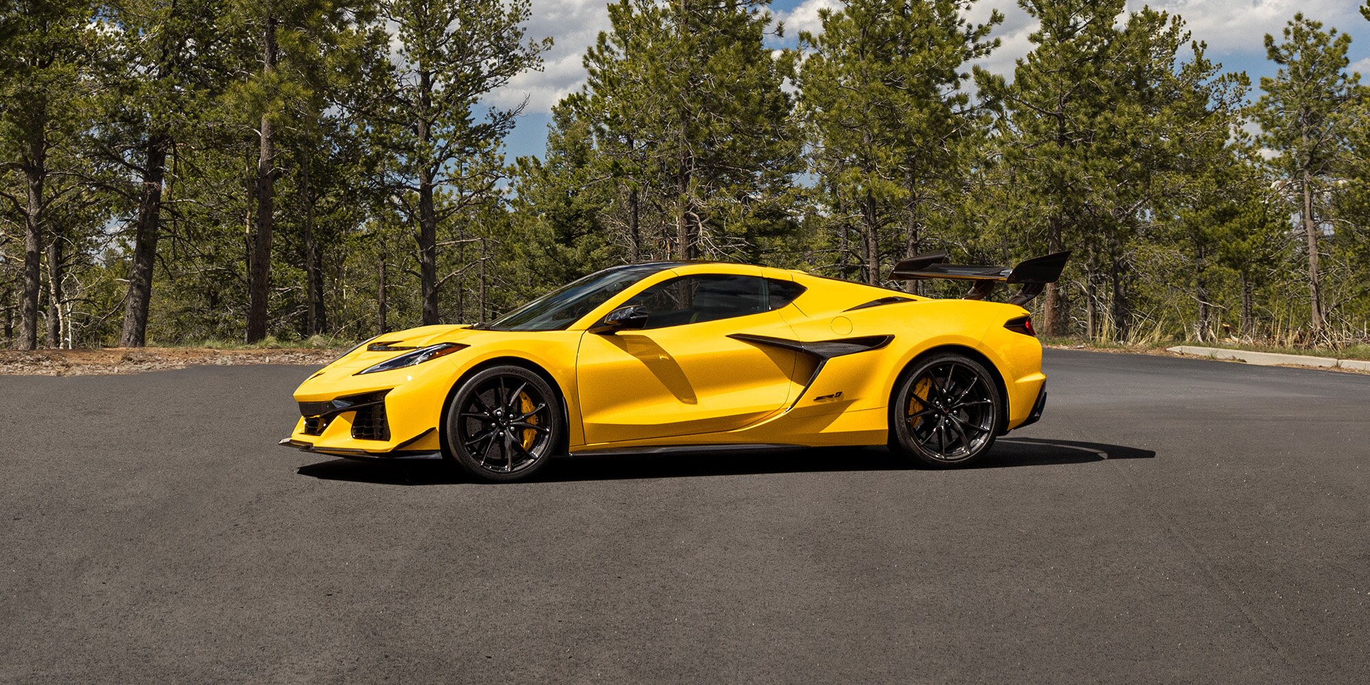 Paneles de puerta del Chevrolet Corvette ZR1 con inserciones acolchadas y detalles de fibra de carbono.