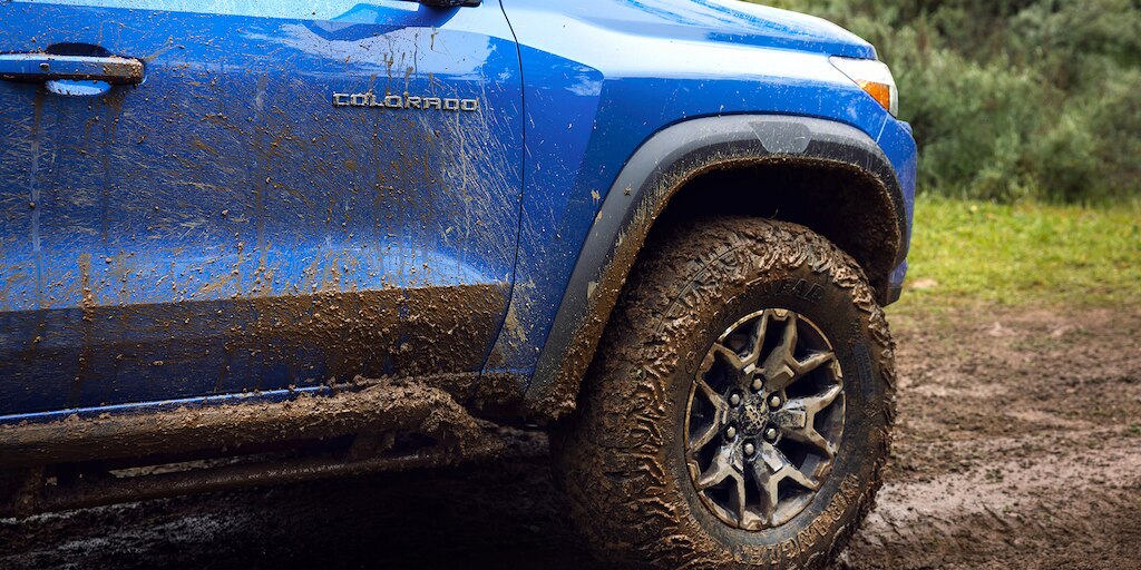 Vista lateral - Chevrolet Colorado ZR2 2025 4x4, chasis más alto y más ancho calibrado especialmente para Off-road